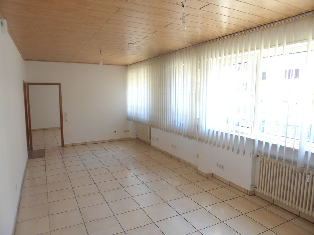 Wohnzimmer mit offener Küche