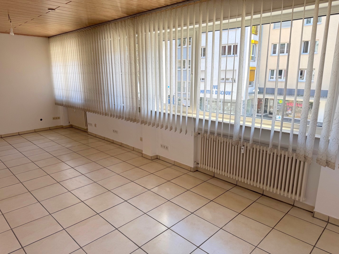 Wohnzimmer mit offener Küche