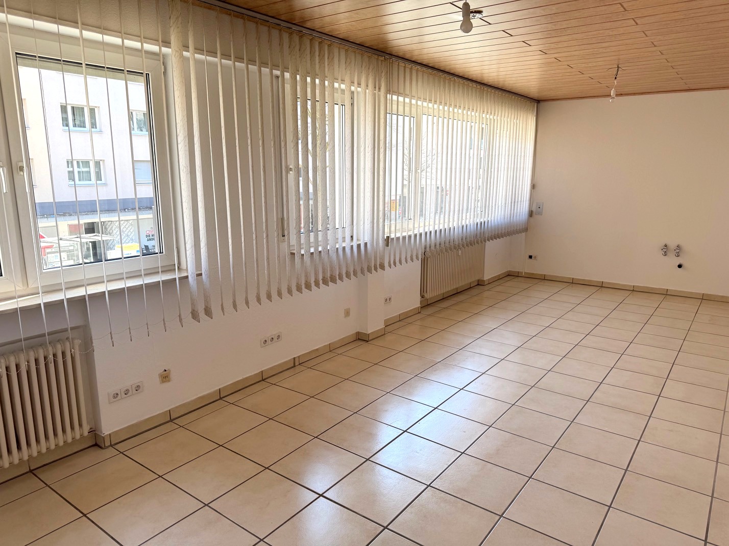 Wohnzimmer mit offener Küche