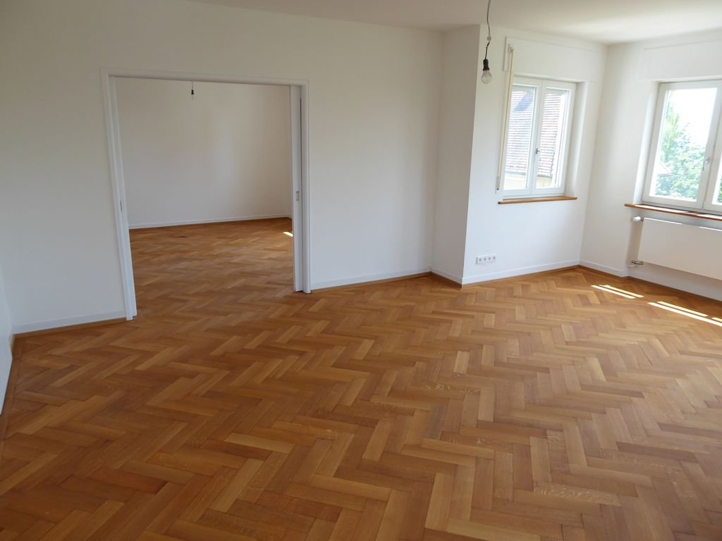 Wohnzimmer mit Arbeitsbereich